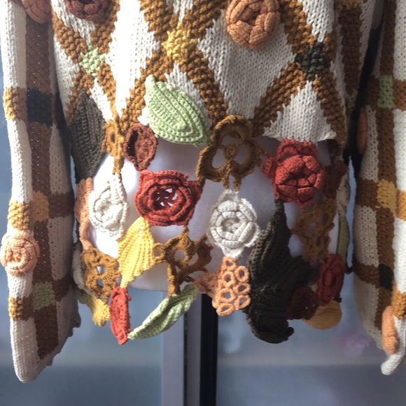 Floral detail Sweater.    $35 - Picture 7 of 8